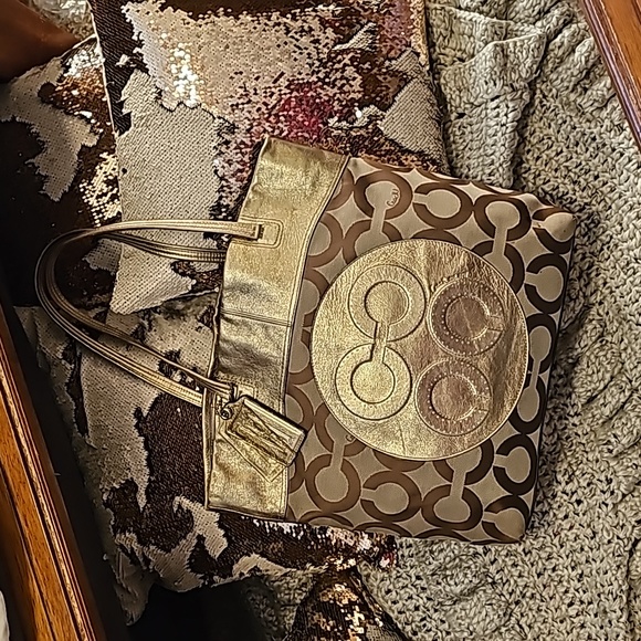 Coach Julia Tote - Picture 1 of 7